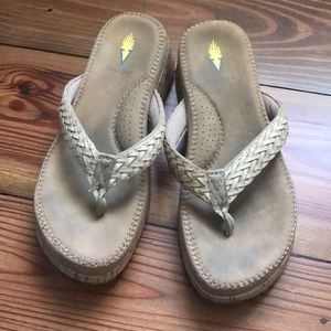 Volatile sz 8 tan nude flip flops